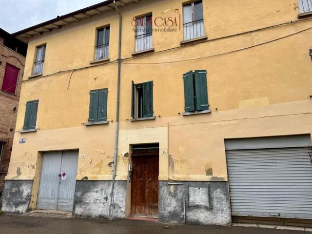 Fabbricato con due unit abitative, garage e negozio