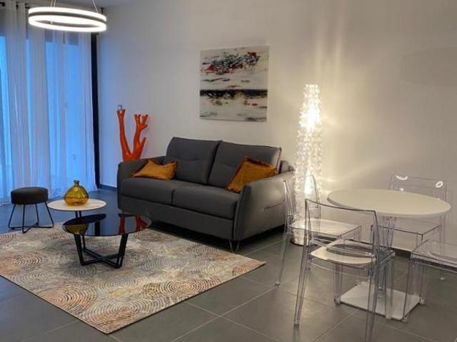 FABIEN Teka Immo vous propose à louer un magnifique appartement T2 meublé de 49.82m² située au niveau de la grande rue de Paris en plein centre ville de Saint Denis, à proximité du Jardin de l’état