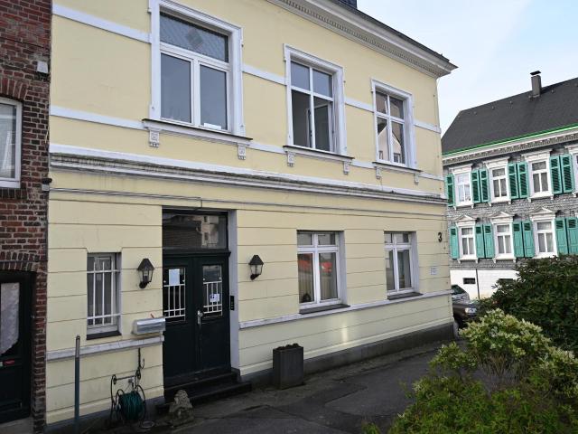 Fabrikantenvilla MFH m. Gewerbehallen und Bauland autobahnnah!