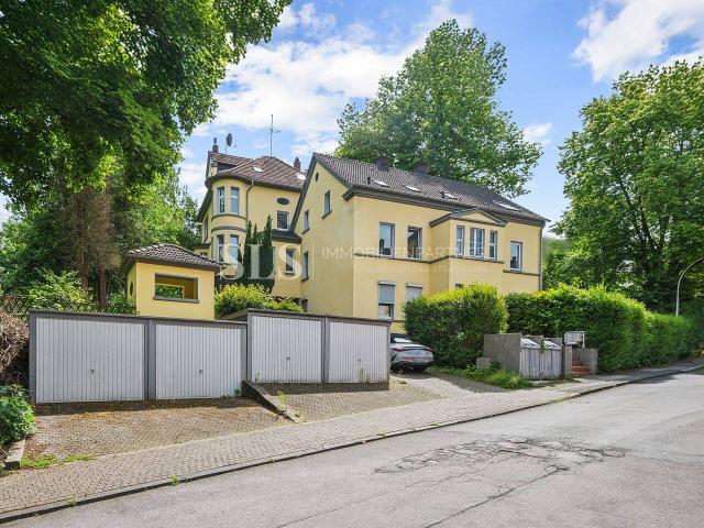 Fabrikantenvilla mit parkähnlichem Garten und zusätzlichem Mehrfamilienhaus auf großem Grundstück