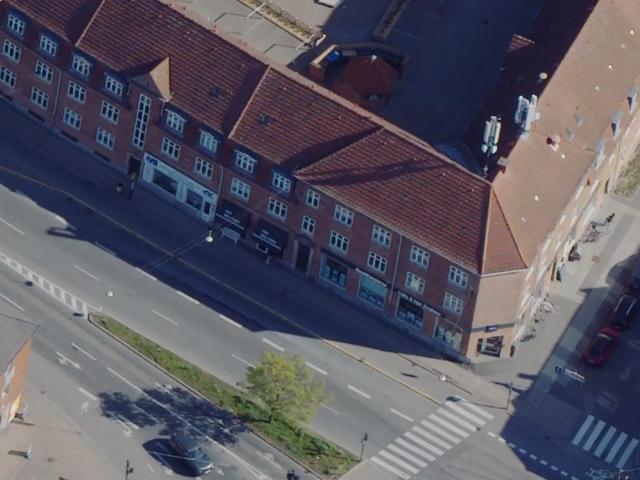 Facaden på 11 meter er forsynet med mindre vinduespartier, og lokalet egner sig godt til butik, klinik eller showroom