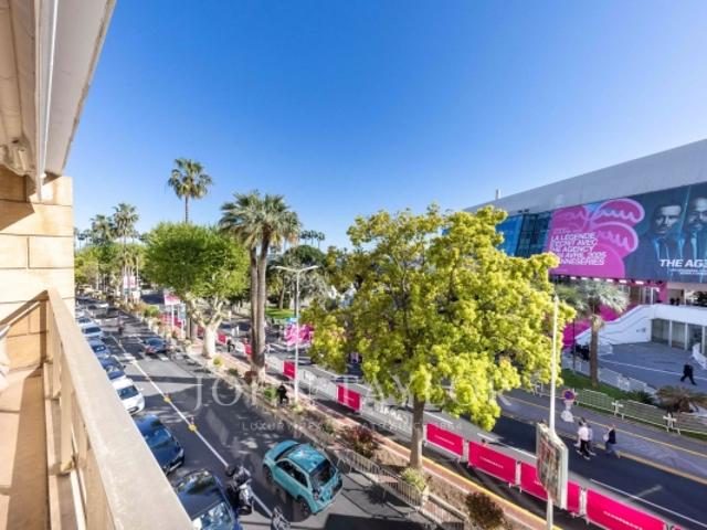 Face au Palais des Festivals, bel appartement entièrement rénové