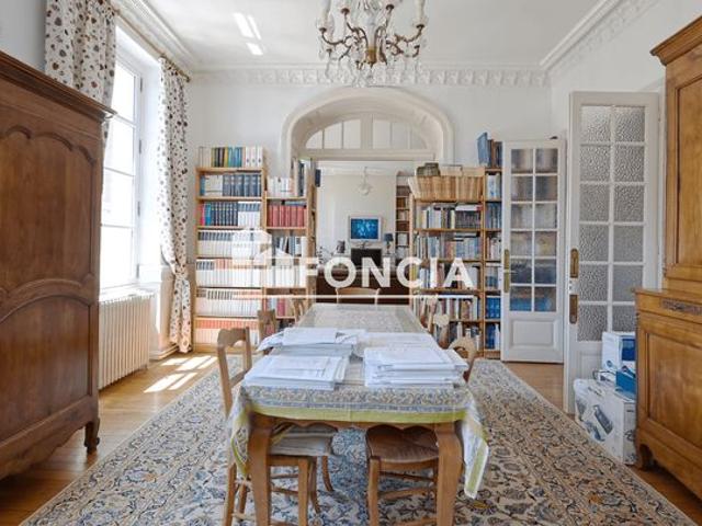 Face à la Cathédrale de Belley, découvrez un appartement bourgeois de 147 m² où parquets en point de Hongrie, moulures d'époque, portes à galandage