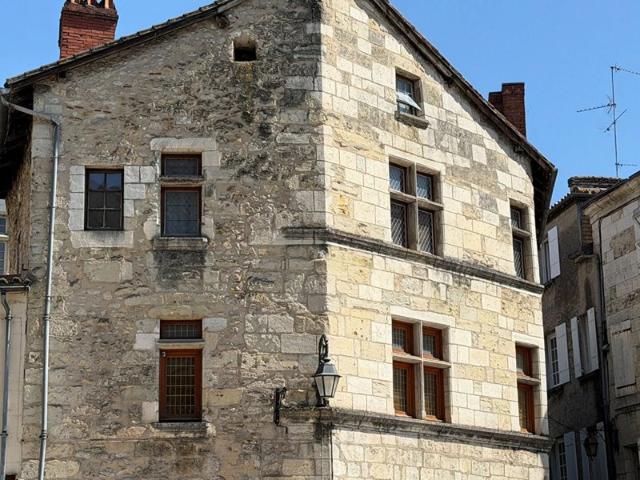 Face à la Cathédrale Saint Front à Périgueux, appartement unique avec terrasse !