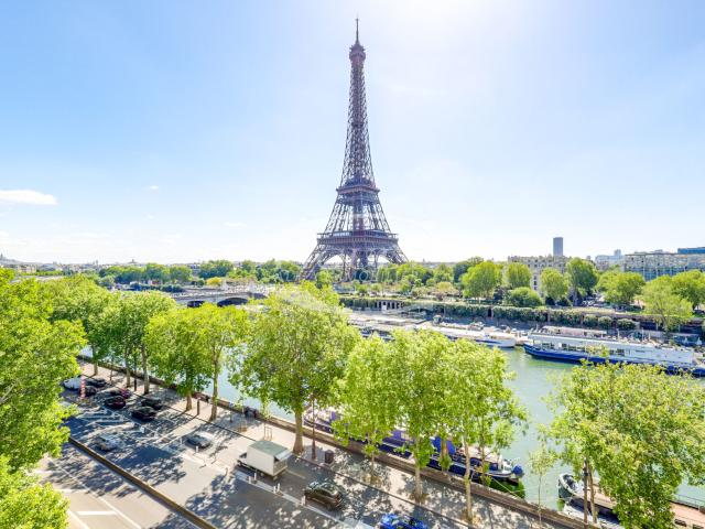 FACE A LA TOUR EIFFEL VUE EXCEPTIONNELLE SANS VIS A VIS PLEIN SUD/LES JARDINS DU TROCADEROCatherine PiguetAlma Immobilier