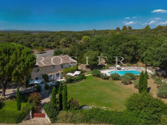 Face à un magnifique village perché du Luberon – Authentique. 422m² Ménerbes