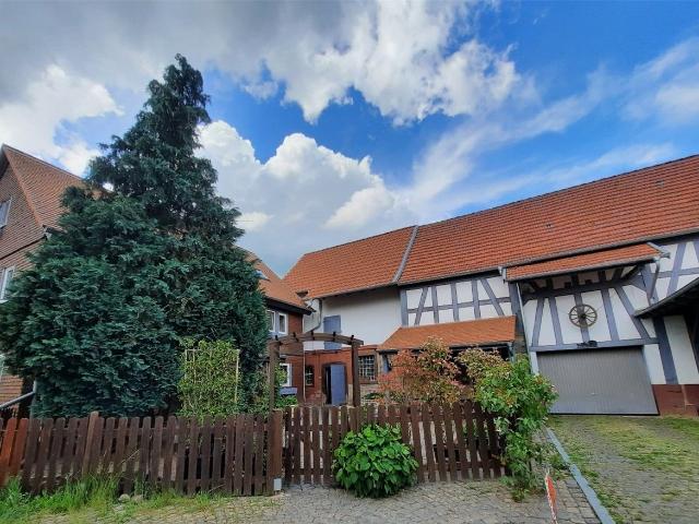 Fachwerktraum für Pferdehalter mit großem Wohnhaus, Offenstall, Nebengebäuden, Reitplatz, Eigen und Pachtland in Ortslage!