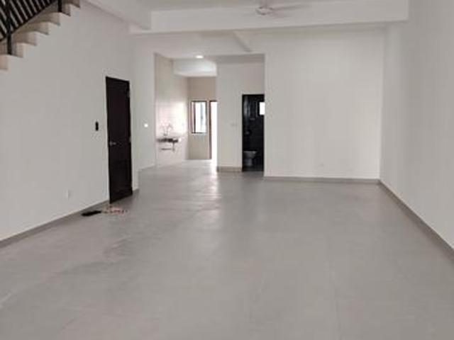 FACING GARDEN AMPLE PARKING New Three Storey House Orchid Hill