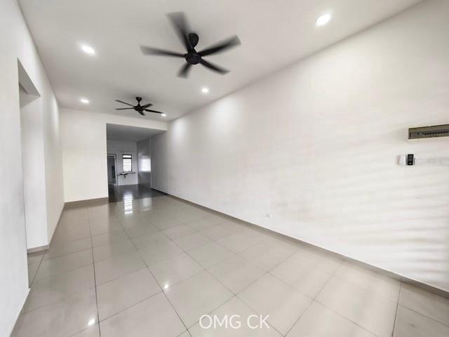 Facing Field Mahkota Banting Single Storey