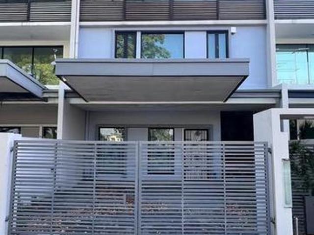 Facing Open Bukit Raja 25 Storey House 26x75 6R6B Gated Guarded Rent