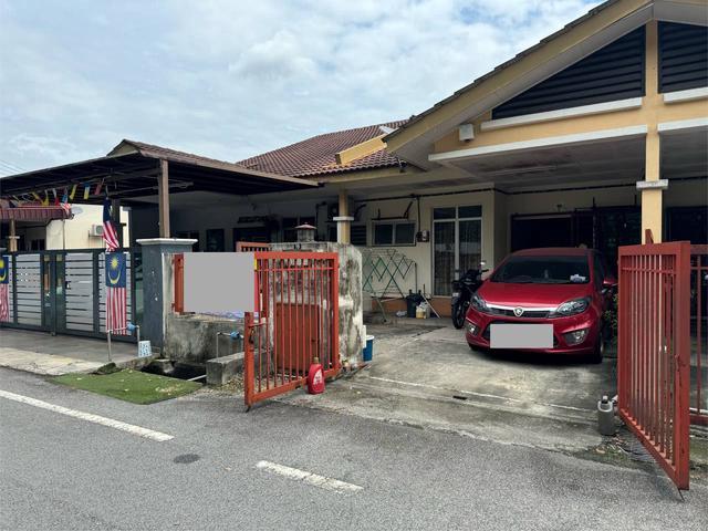 Facing Open Single Storey Alpinia Jalan Kebun Nenas Bandar Putra 2