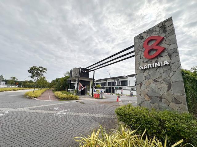 Facing Open Superlink Garinia Elmina Garden