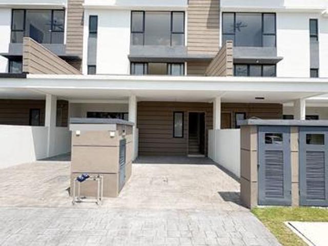 FACING OPENNICE VIEW3Storey Townhouse EmeraldDiamond Residence
