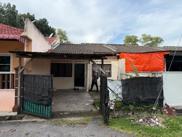 Facing Padang Mainan Teres Setingkat Taman Sri Krubong