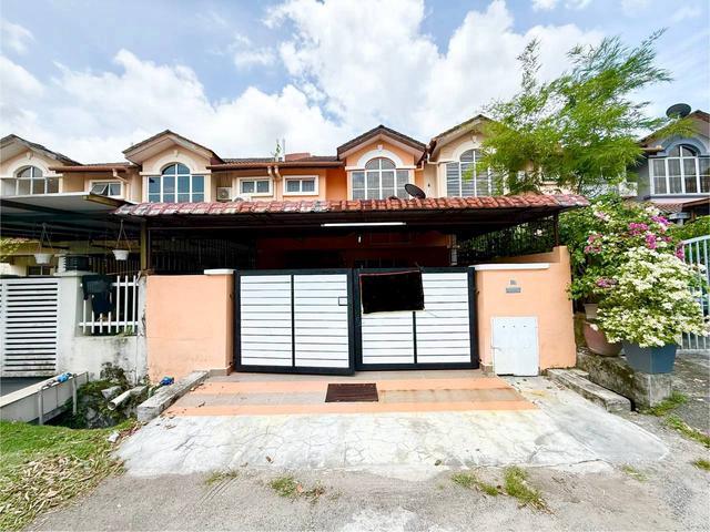 FACING PADANG NEWLY REFURBISHED FREEHOLD Taman Pelangi Semenyih
