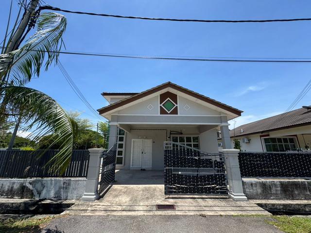 Facing Padang Corner 1 Storey Bungalow Tanjung Kling klebang