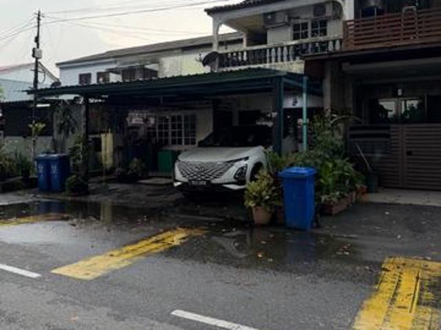 Facing Padang Double storey cluster Seksyen 18 Shah Alam