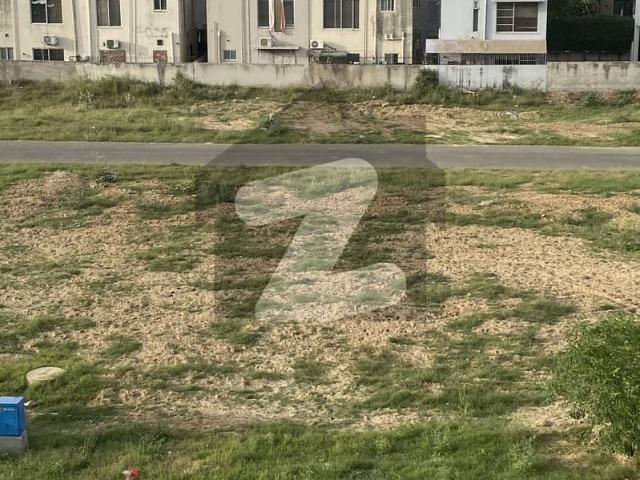 Facing Park 1Kanal Prime Location Plot For sale