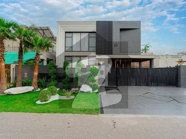 Facing park mazhar design 1 kanal fully furnished bangalow for sale