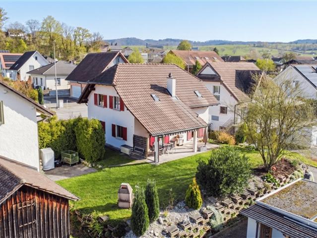 FAIR IM PREIS, FREISTEHEND UND GEPFLEGT 5.5 ZIMMER EINFAMILIENHAUS