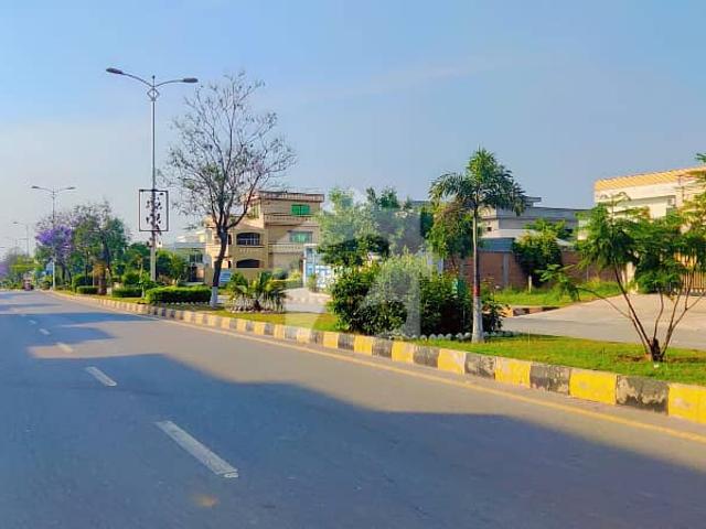 Faisal hills block b 40*80 plot for sale on goo location first come first avail