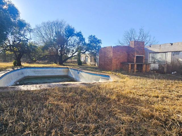Farm in Hekpoort For Sale