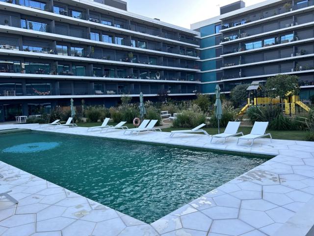 Faro excelente apartamento T2, último andar em uma residência moderna e segura com piscina comunitária