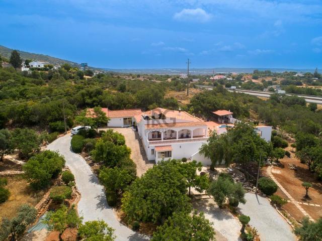 Santa a de Nexe – Villa modernizada de 3+1 quartos com piscina e vistas costeiras, Faro, Santa Bára de Nexe