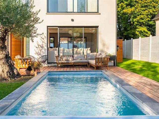 Fashionable house with pool