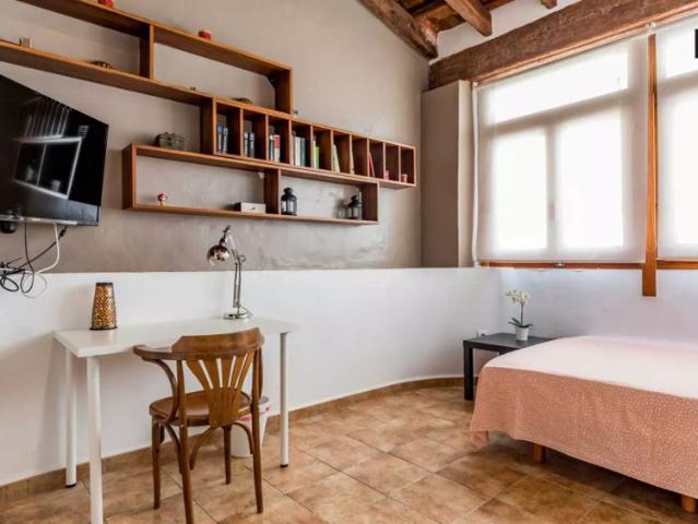 Fashionable room for rent in 4 bedroom apartment in Extramurs
