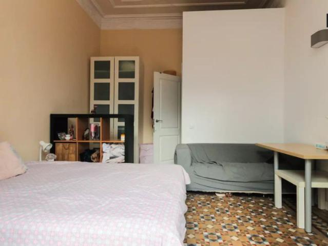 Fashionable room for rent in 6 bedroom apartment, L’Esquerra