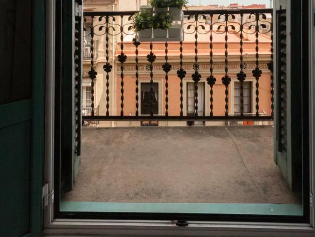 Fashionable room for rent in 9 bedroom apartment in Gracia