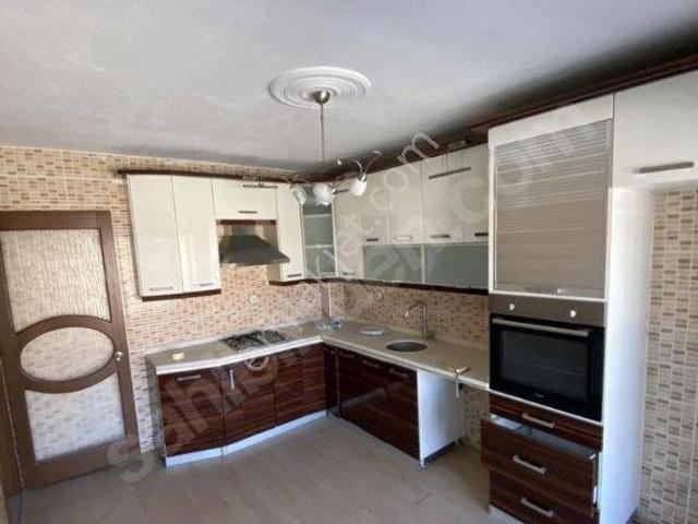 Fatih Mah İzmir Soma Yolu Üzerinde Ful Tadilatlı Kapalı Mutfak 3+1 Ara Kat Geniş Kiralık Daire