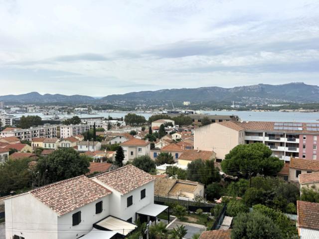 FAUX T4 DE 80m2 TERRASSE DE 19m2 VUE MER ET RADE