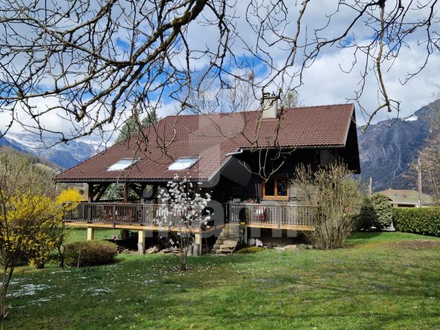 FAVERGES Maison familiale 284 m2 dont 195 m2 habitables avec terrain de 2 015 m2