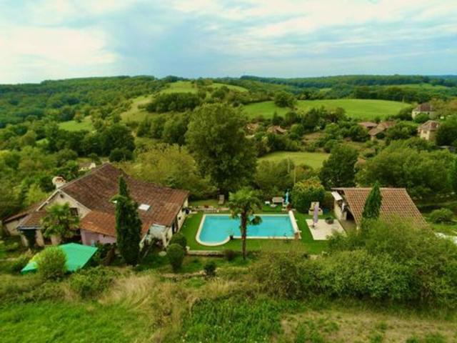Faycelles, maison T4 avec piscine et vue + gite at