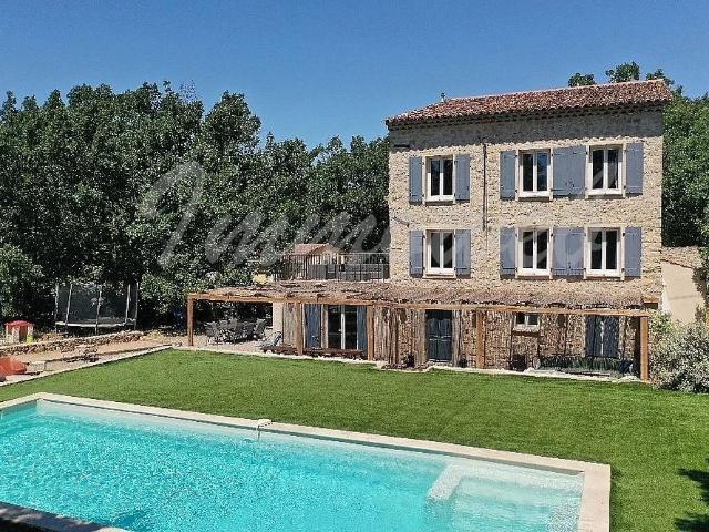 Fayence – Maison en pierre rénovée avec 5 chambres, piscine. 190m² Fayence