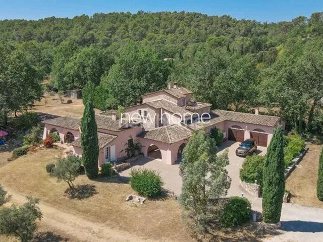 Fayence: Pittoresque ancien mas provençal sur 18 000m² de terrain plat, charme et belle piscine