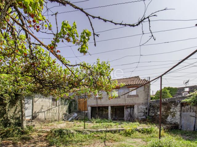 Fazenda com área total de 2694m2 em Serzedelo, Póvoa de Lanhoso