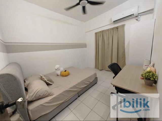 Female Comfy middle room for rent at Residensi laguna