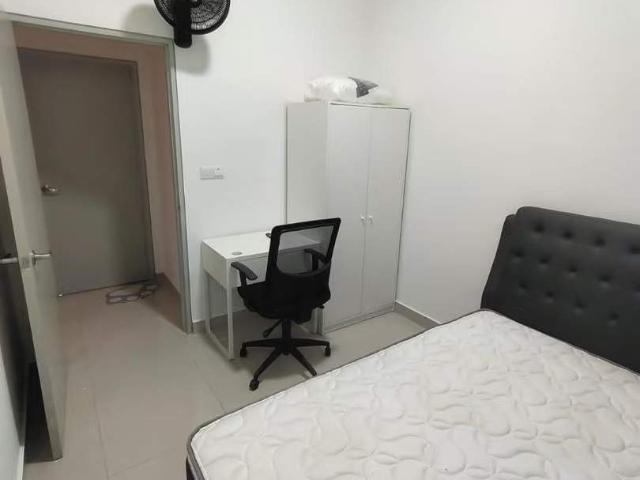 Female Comfy middle room for rent at Verando residence