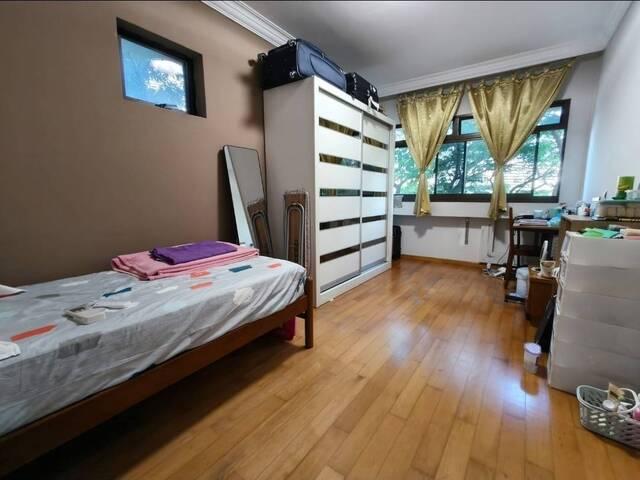 Female environment, Common room, 5mins walk to Hougang MRT, Shops and more.