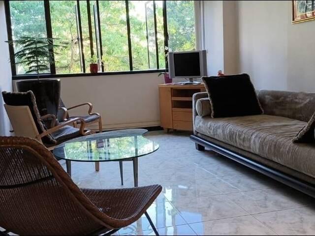 Female environment, Common room, 5mins walk to Hougang MRT, Shops and more.