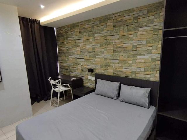 Female hotel room 7min walk to USJ15 LRT Station 0 Deposit