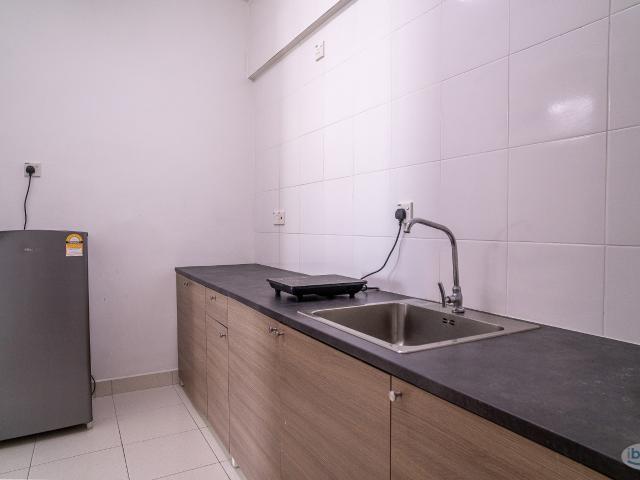 Female only unit*balcony room queen bed shared bathroom @ golden triangle 2