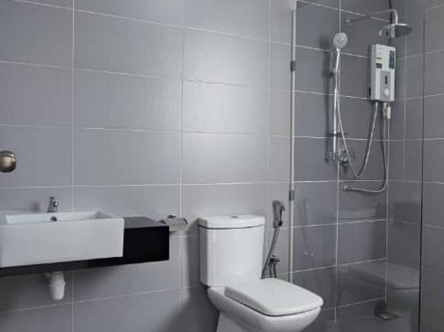 Female only unit*MASTER ROOM QUEEN BED ENSUITE @ Golden Triangle 2
