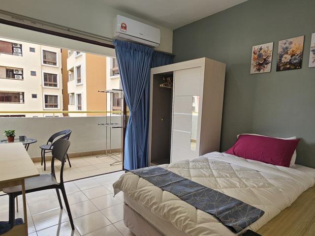[Female ONLY] Middle Room with Private Patio at Palm Spring, Kota Damansara