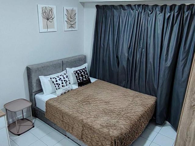 Female ONLY Middle Room For RENT!