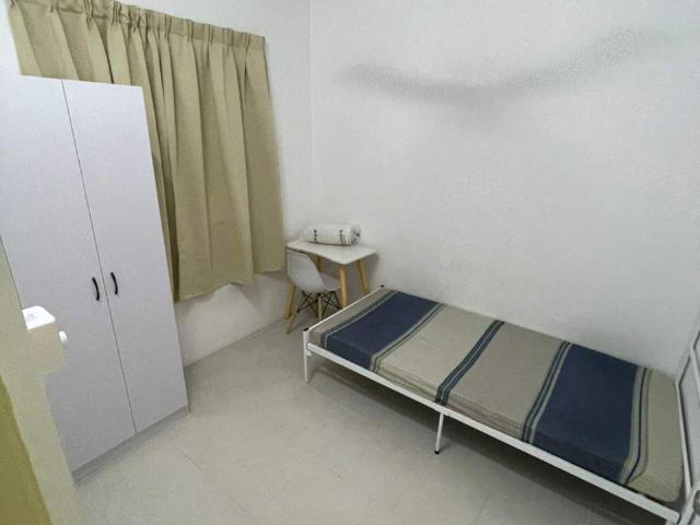 Female Master Room Muslim move in anytime 20/5 1 or 2 pax available