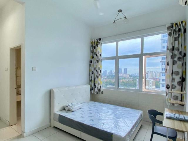 Female Master Room with private bathroom for rent at Skypod!